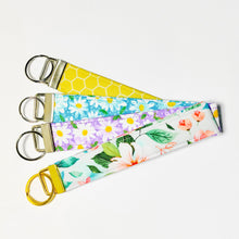 Load image into Gallery viewer, Aqua Daisy Key Wristlet